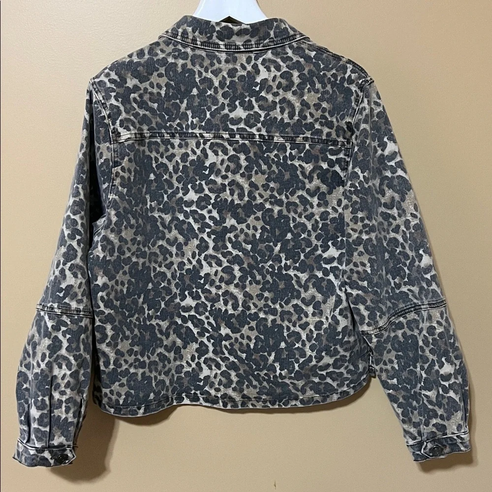 Kut from the Kloth Leopard Print Jean Jacket - Black and Tan. XL - Picture 3 of 9
